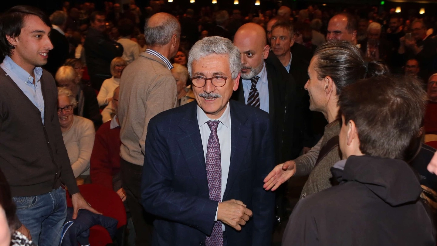 Massimo D'Alema all'ObiHall di Firenze per l'incontro sul "No" al referendum (Press Photo)