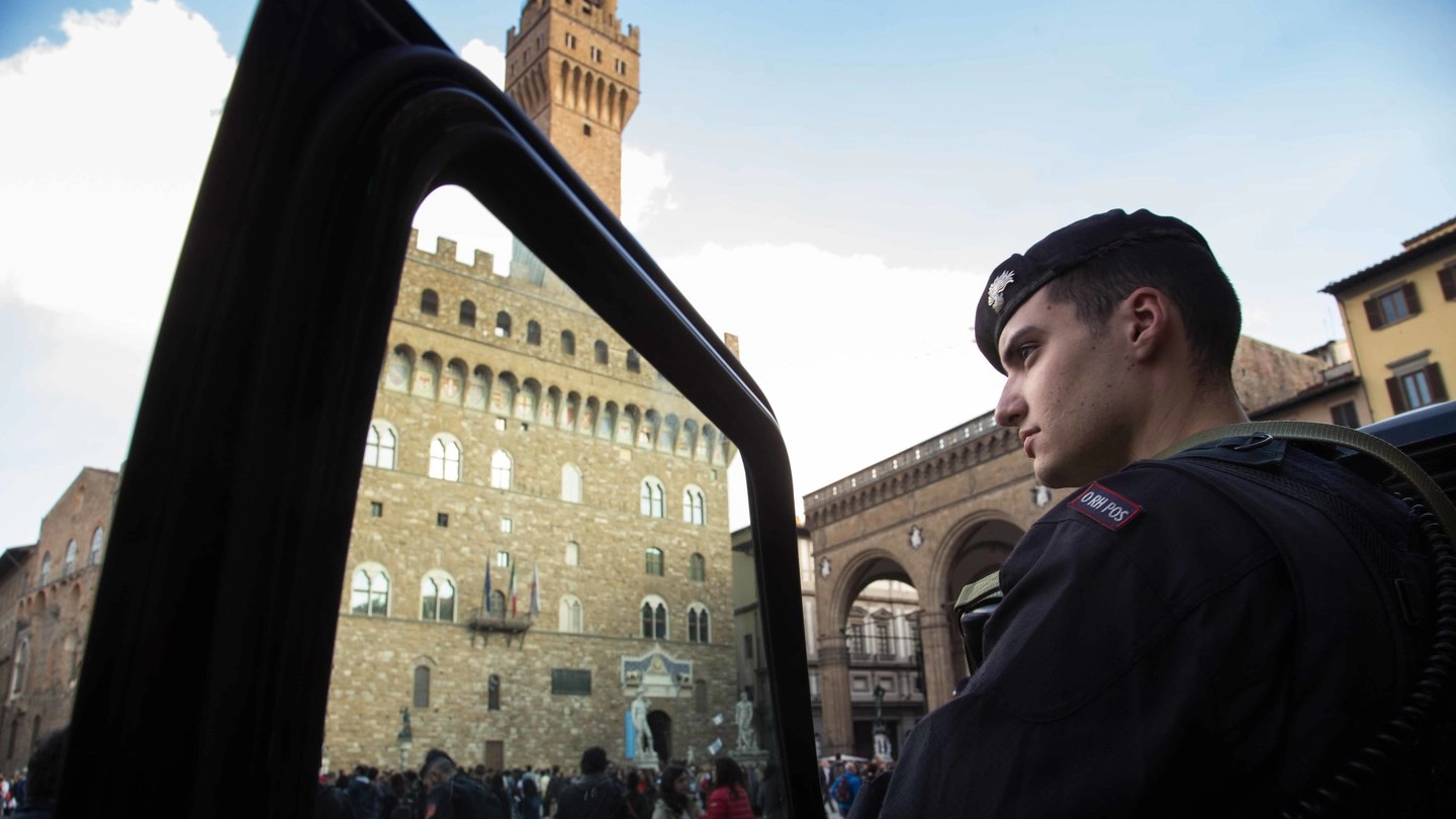 Carabiniere in piazza della Signoria (New Press Photo)
