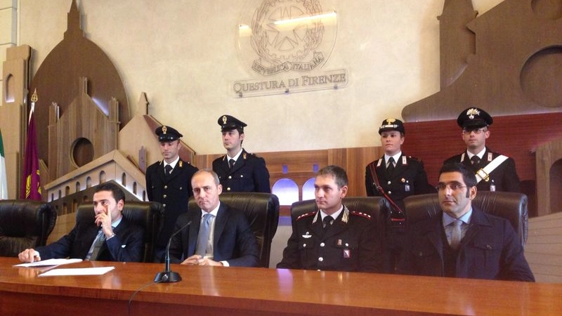 La conferenza stampa di polizia e carabinieri sugli arresti