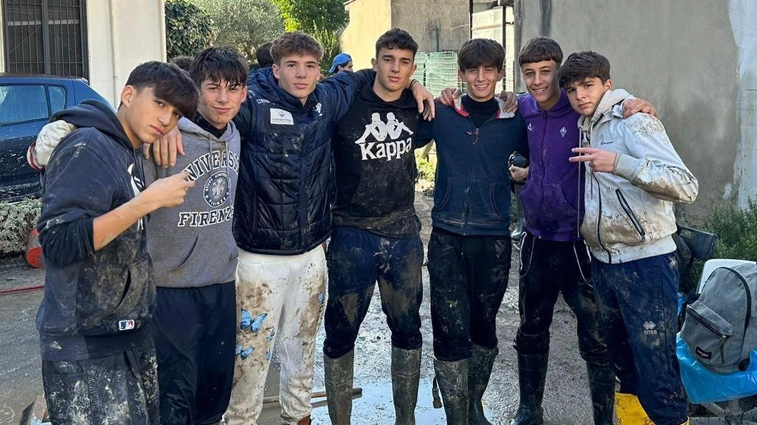 Un esercito di giovani: "Abbiamo formato una catena con i secchi per svuotare le cantine" Un esercito di giovani: "Abbiamo formato una catena con i secchi per svuotare le cantine"