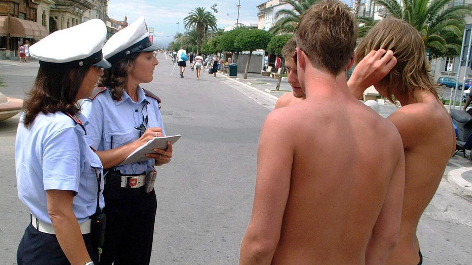 Mai più gente a piedi nudi Giro di vite a Bonassola "Questione di decoro" Mai più gente a piedi nudi Giro di vite a Bonassola "Questione di decoro"