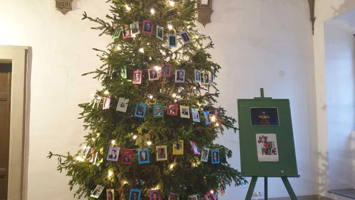 La Prefettura ha allestito un albero di Natale con le immagini degli insigniti del Premio Nobel per la Pace. Un'installazione per ricordare chi ha lottato per la pace e i diritti umani. Ammirabile durante le Festività natalizie.