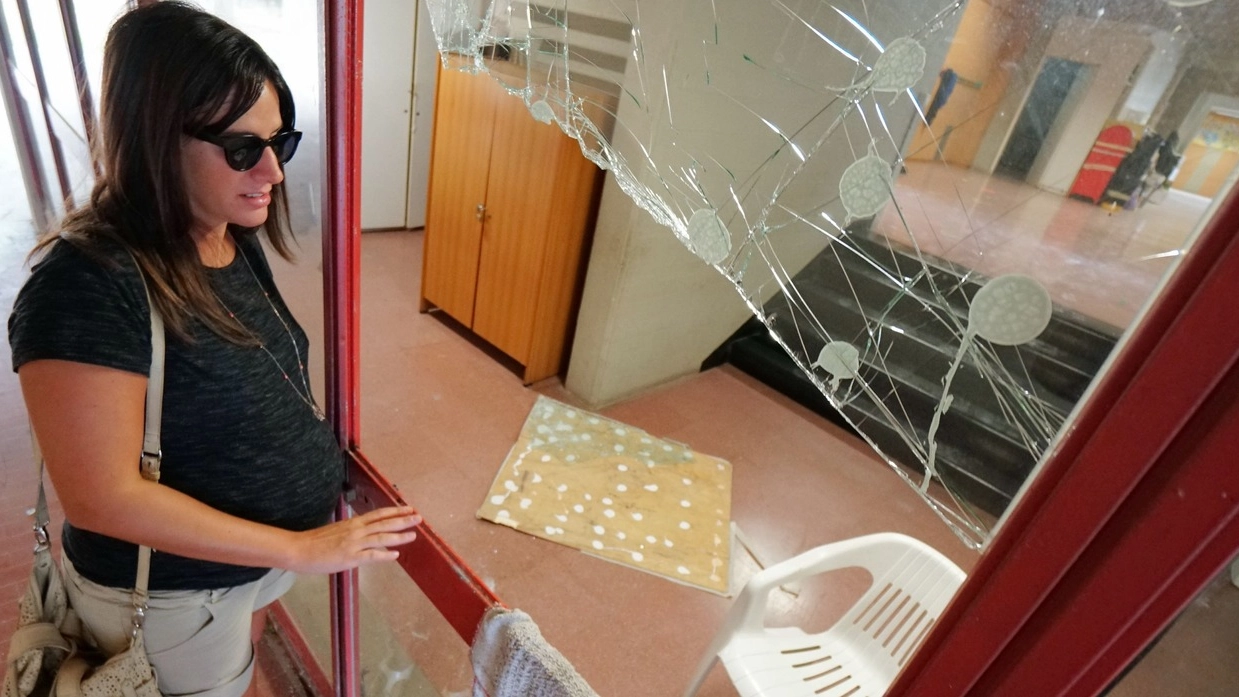 I vetri del gabbiotto dell’ingresso dell’istituto sono stati ritrovati rotti e sparsi a terra (foto Acerboni/Castellani)