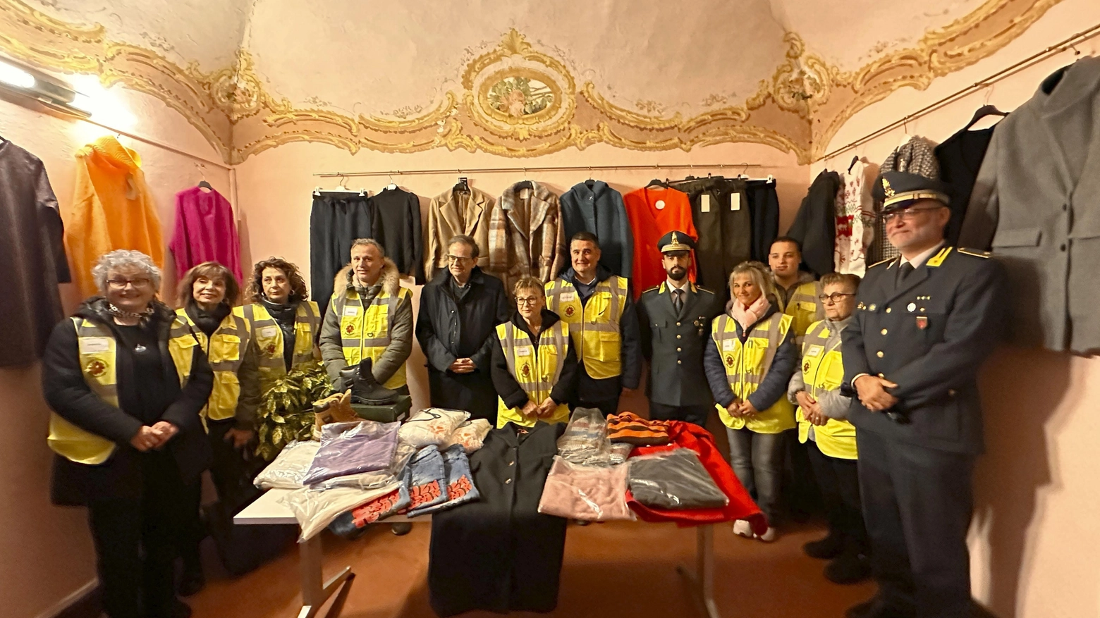 Abiti sequestrati donati ai poveri Oltre 14mila capi dati alla Caritas Abiti sequestrati donati ai poveri Oltre 14mila capi dati alla Caritas