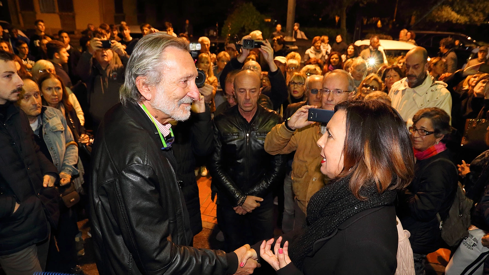 Il sindaco Bellandi e Marina Azara durante l'ultima manifestazione davanti al Comune