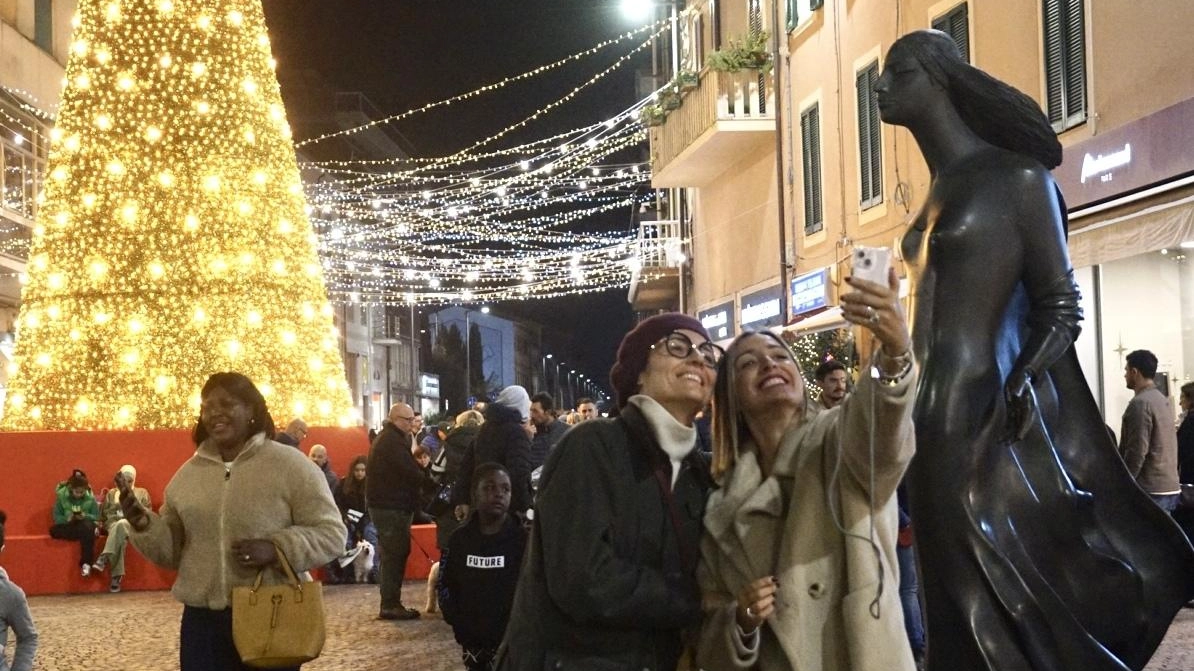 Effetto Natale, il centro brilla: "Festa all’altezza della città" Effetto Natale, il centro brilla: "Festa all’altezza della città"