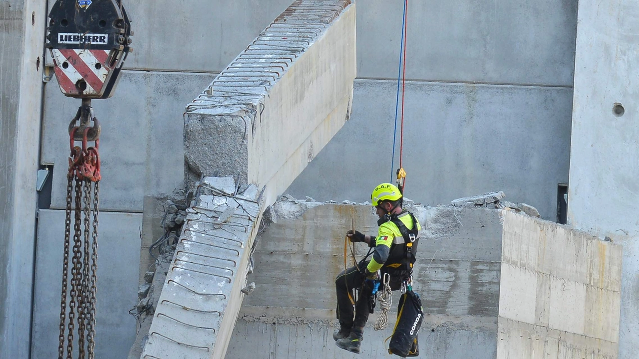 Un soccorritore calato nel cantiere Esselunga di via Mariti a Firenze (Foto Marco Mori / New Press Photo)