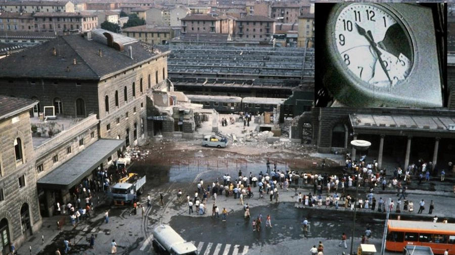 La stazione di Bologna pochi attimi dopo l'attentato