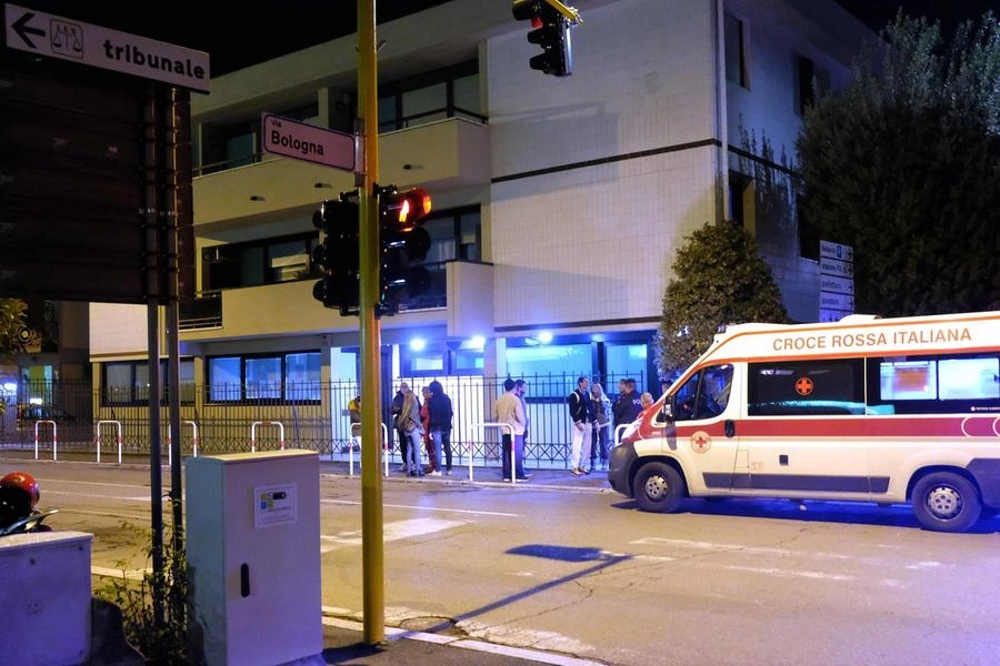 L'ambulanza davanti al luogo della rapina (foto Alessandro Falsetti)