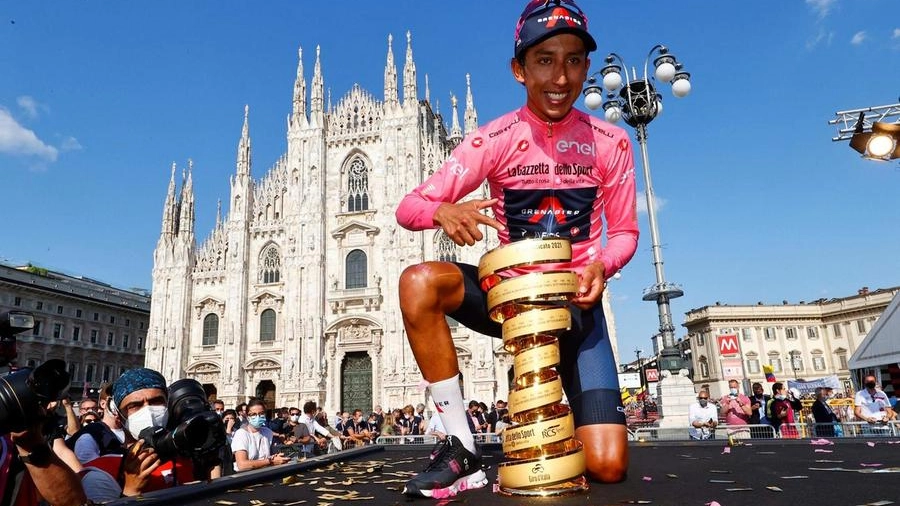 Egan Bernal con il trofeo del Giro (Ansa)