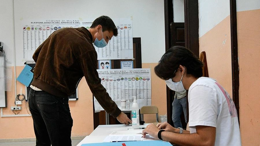 Un seggio elettorale con le schede per votare in primo piano (foto d’archivio)