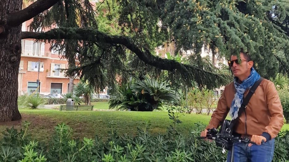 Pista ciclabile a ostacoli. Fra pali e rami di alberi: "Passare è pericoloso" Pista ciclabile a ostacoli. Fra pali e rami di alberi: "Passare è pericoloso"