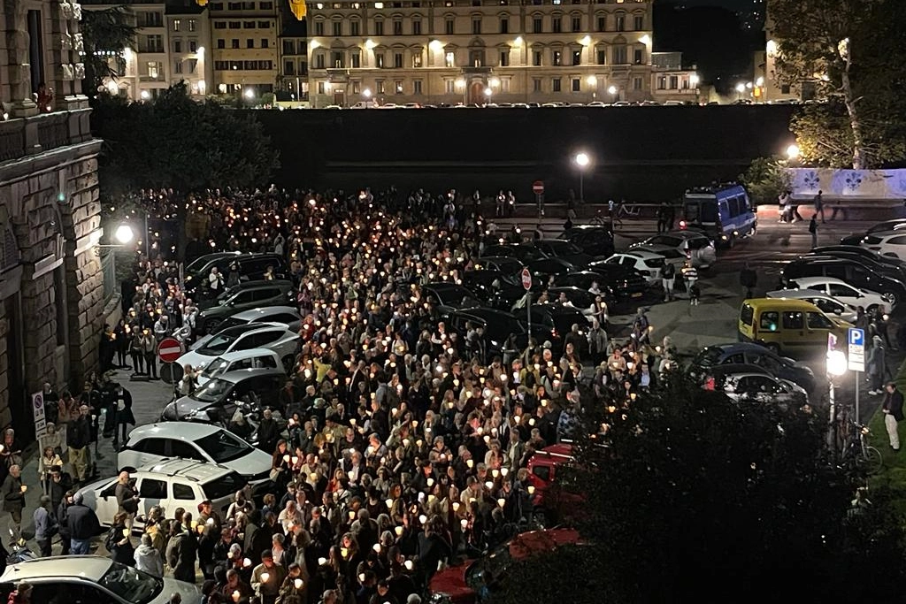 Un momento della fiaccolata per la pace (New Press Photo)