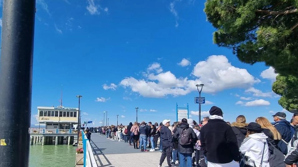 I turisti “invadono“ il lago: ristoranti pieni e lunghe code per le isole