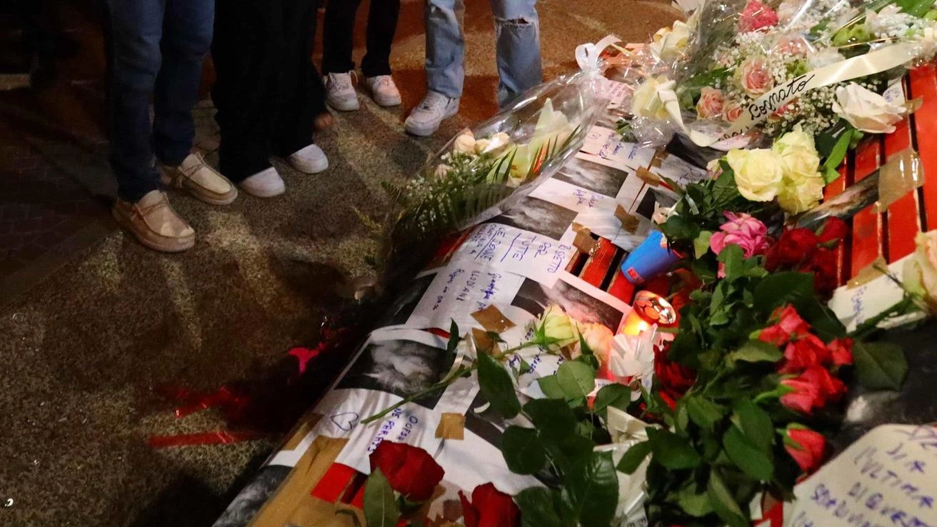 Le luci nel buio, i silenzi, le lacrime. In duemila sfilano per Klodiana Le luci nel buio, i silenzi, le lacrime. In duemila sfilano per Klodiana