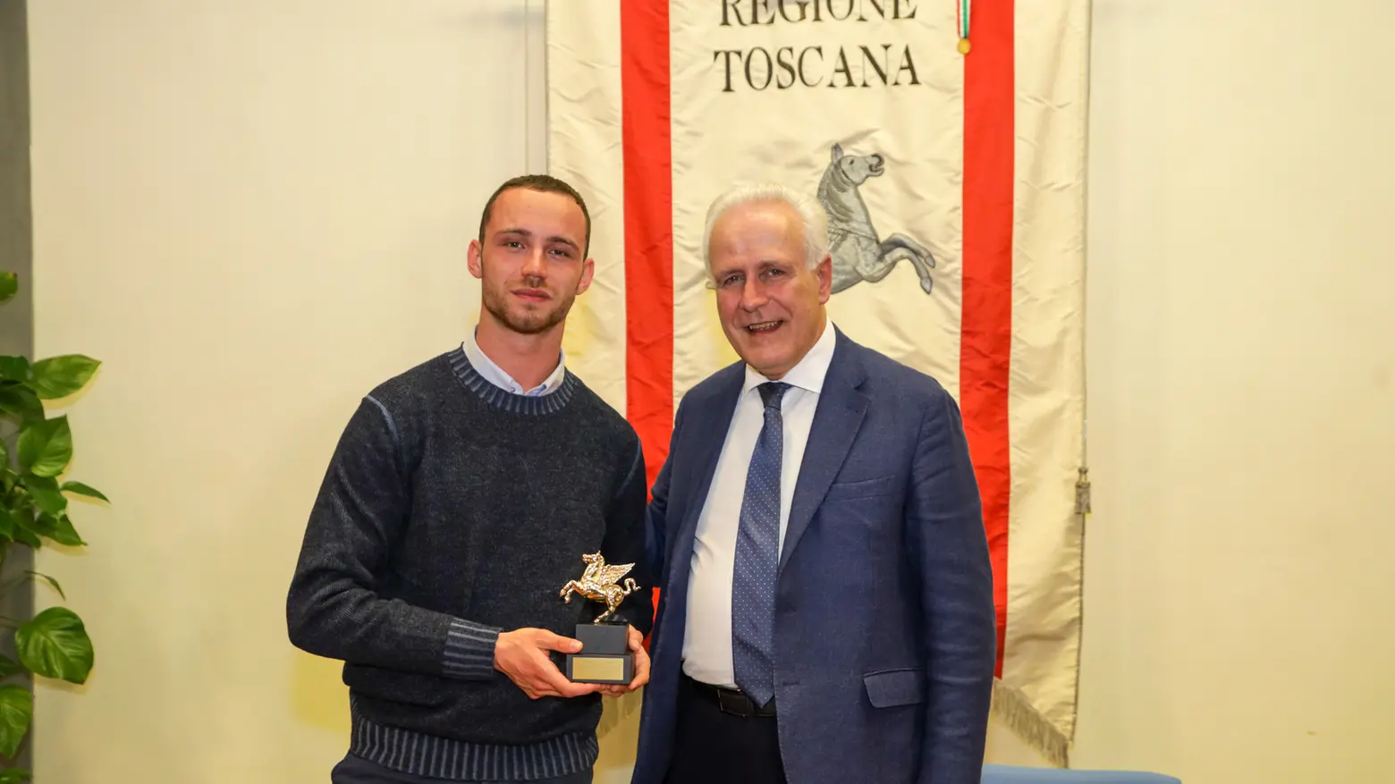 Il presidente Eugenio Giani consegna il Pegaso d'Oro a Samuele Ceccarelli (Fotocronache Germogli/Davide Franco)