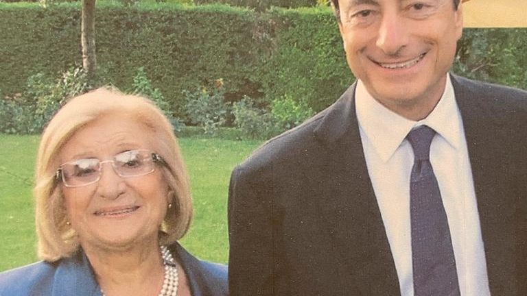 Mario Draghi con la zia Bianca Mancini che viveva a Pisa in una foto di alcuni anni fa