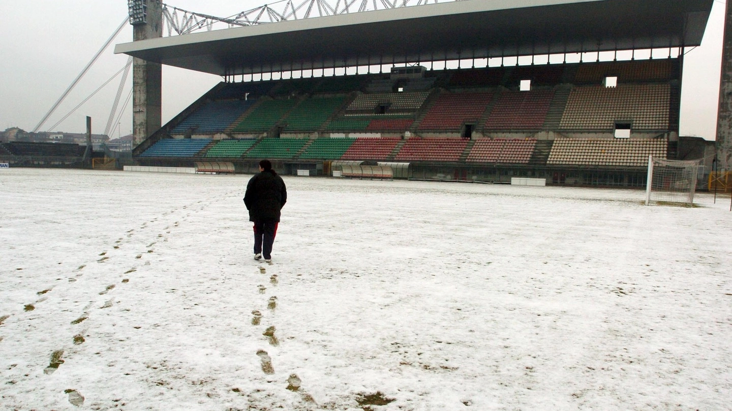 Monza, lo stadio Brianteo coperto di neve