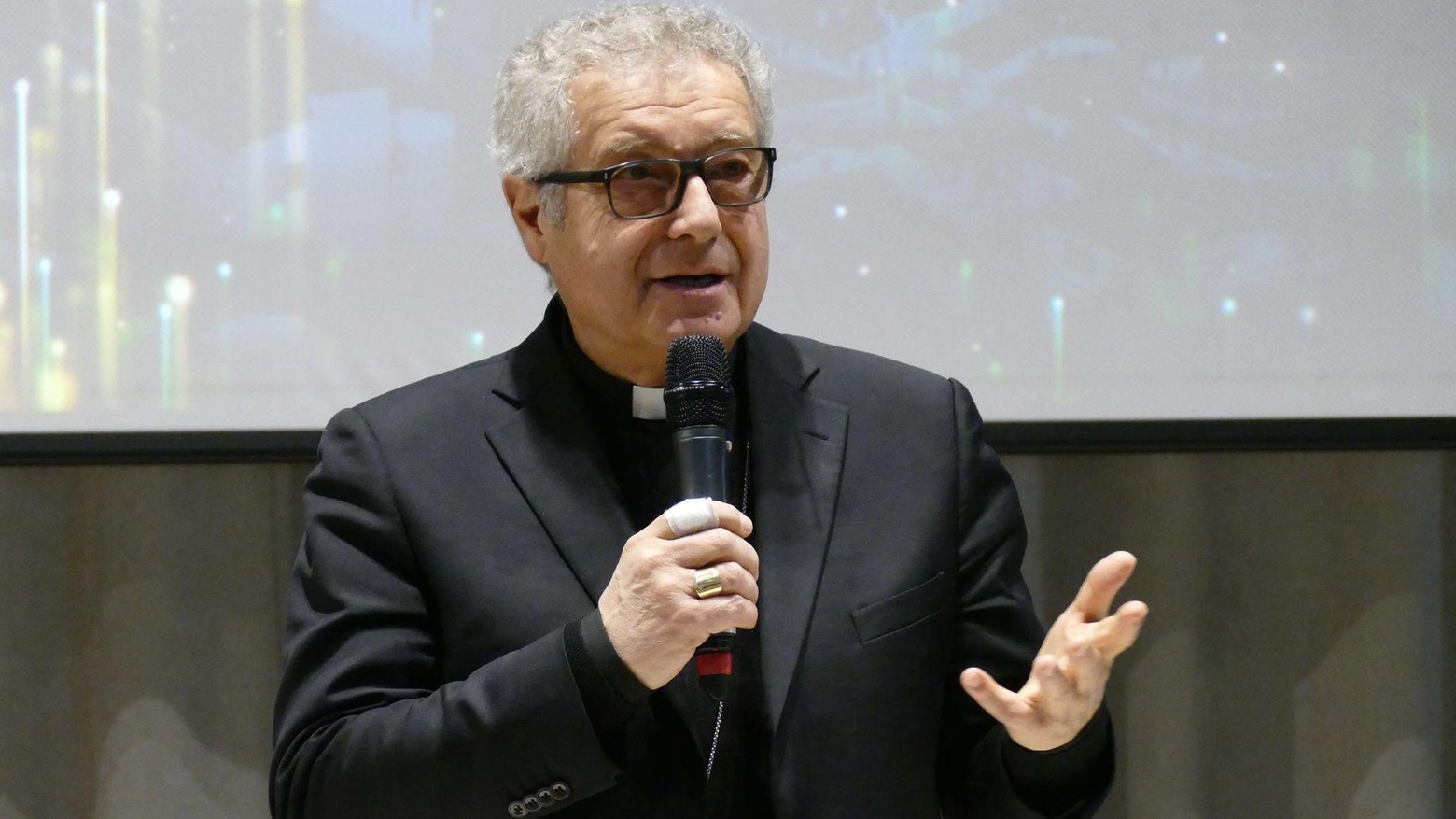 Giovani incollati ai telefonini "Utilizzo smisurato dei social Dobbiamo rompere il silenzio" Giovani incollati ai telefonini "Utilizzo smisurato dei social Dobbiamo rompere il silenzio"