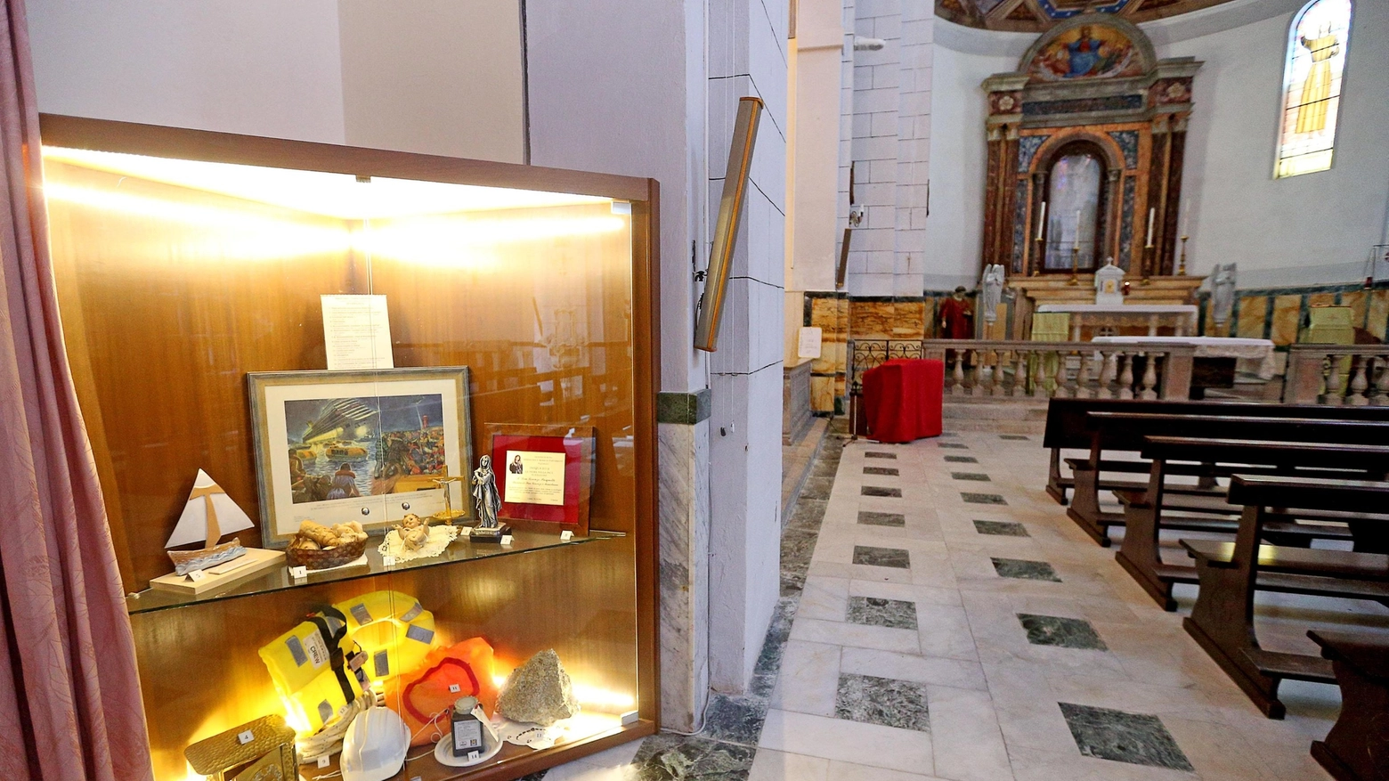 L'interno della chiesa di S. Lorenzo, Giglio porto (foto Ansa)