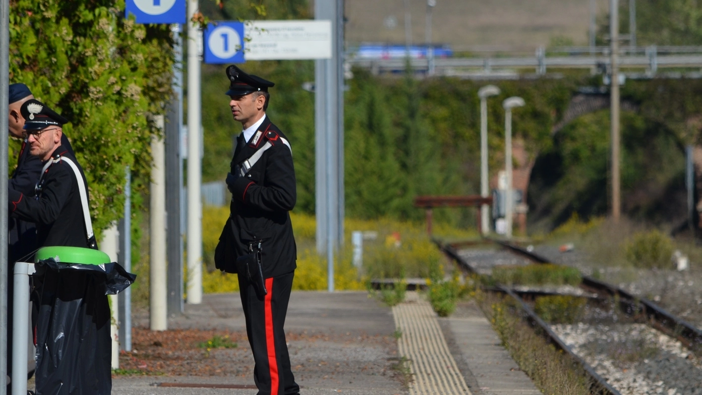 I carabinieri hanno fermato i treni sulla Siena-Chiusi per un’auto in panne