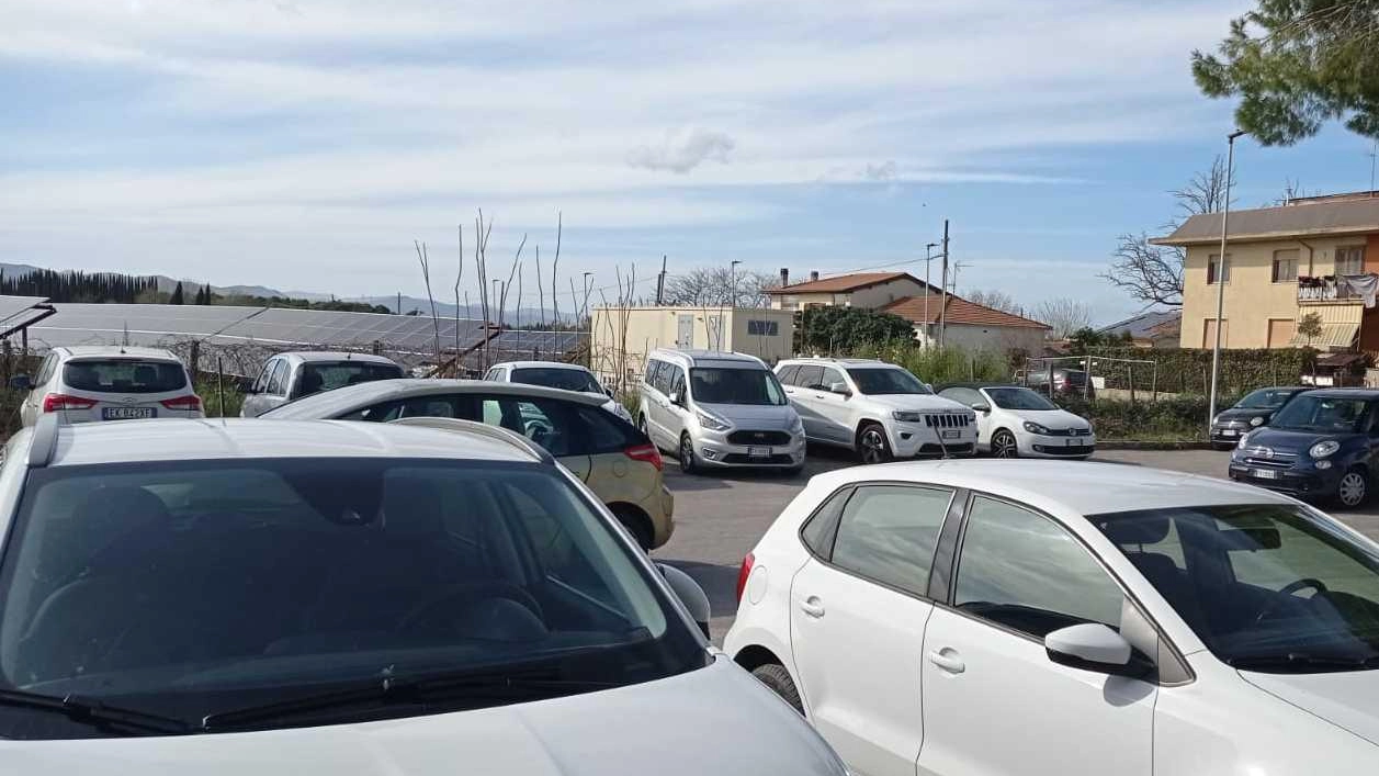 Caos in via del Commendone La strada è malridotta e i parcheggi scarseggiano Caos in via del Commendone La strada è malridotta e i parcheggi scarseggiano