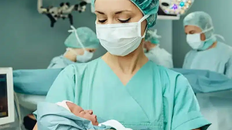 Rosa De Luca, ostetrica e mamma di due bambini, racconta la sua professione e la sua vita nel Paese nord europeo: "Non tornerei in Italia"