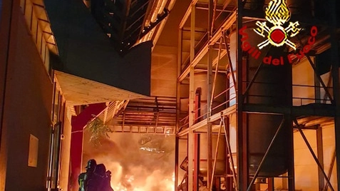L'incendio in una fabbrica a San Bartolo a Cintoia