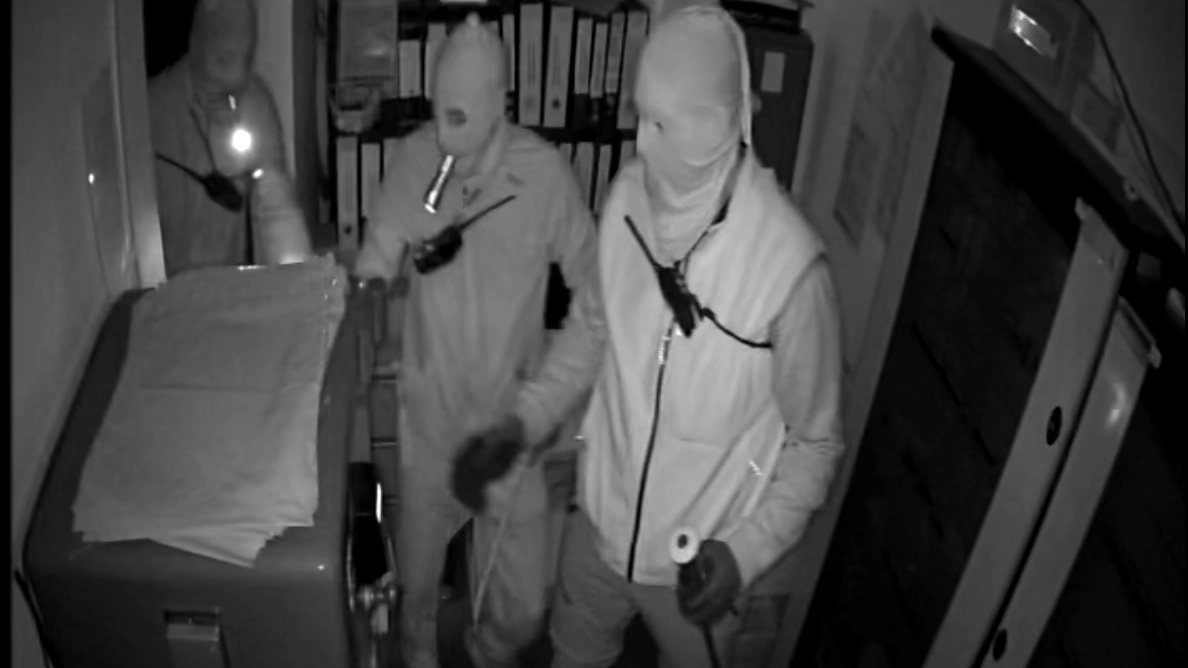 I malviventi ripresi dalle telecamere di videosorveglianza