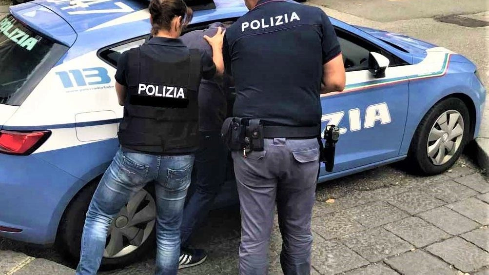 Droga a una minorenne. Preso e arrestato Droga a una minorenne. Preso e arrestato