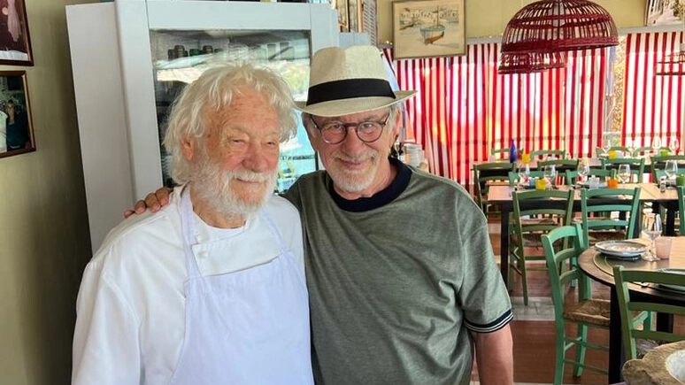 Steven Spielberg con lo chef Giuseppe Basso (Ansa)