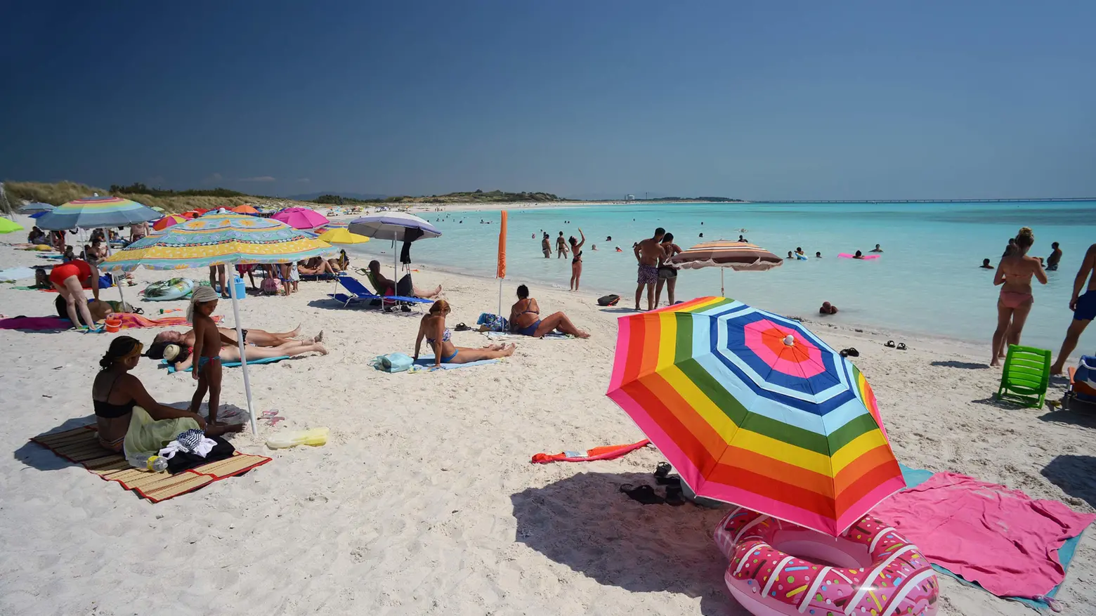 Vanno forte i Caraibi della Toscana  Le Spiagge Bianche piene di turisti