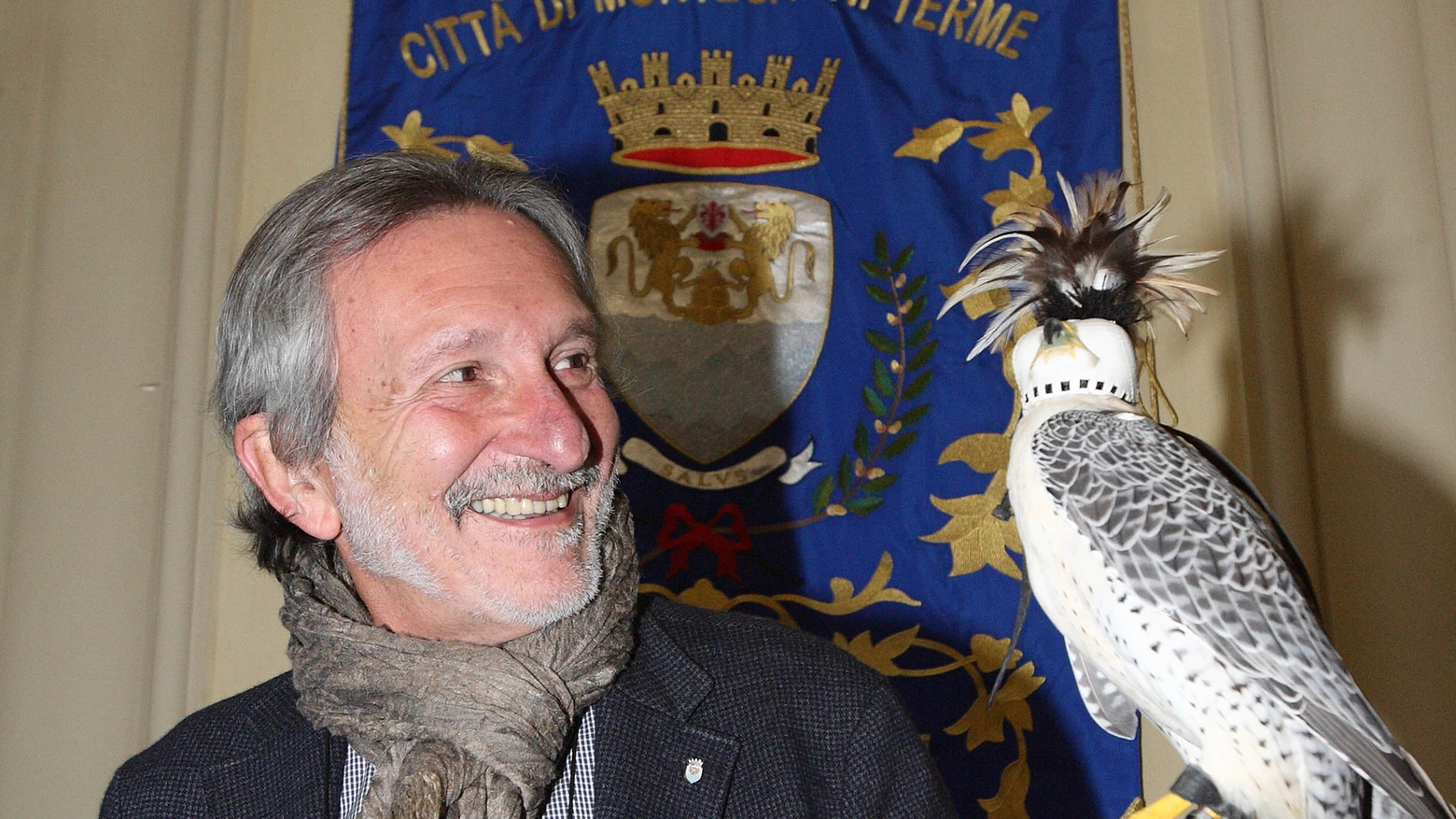 Il sindaco Bellandi con uno dei falchi del parco della Torretta