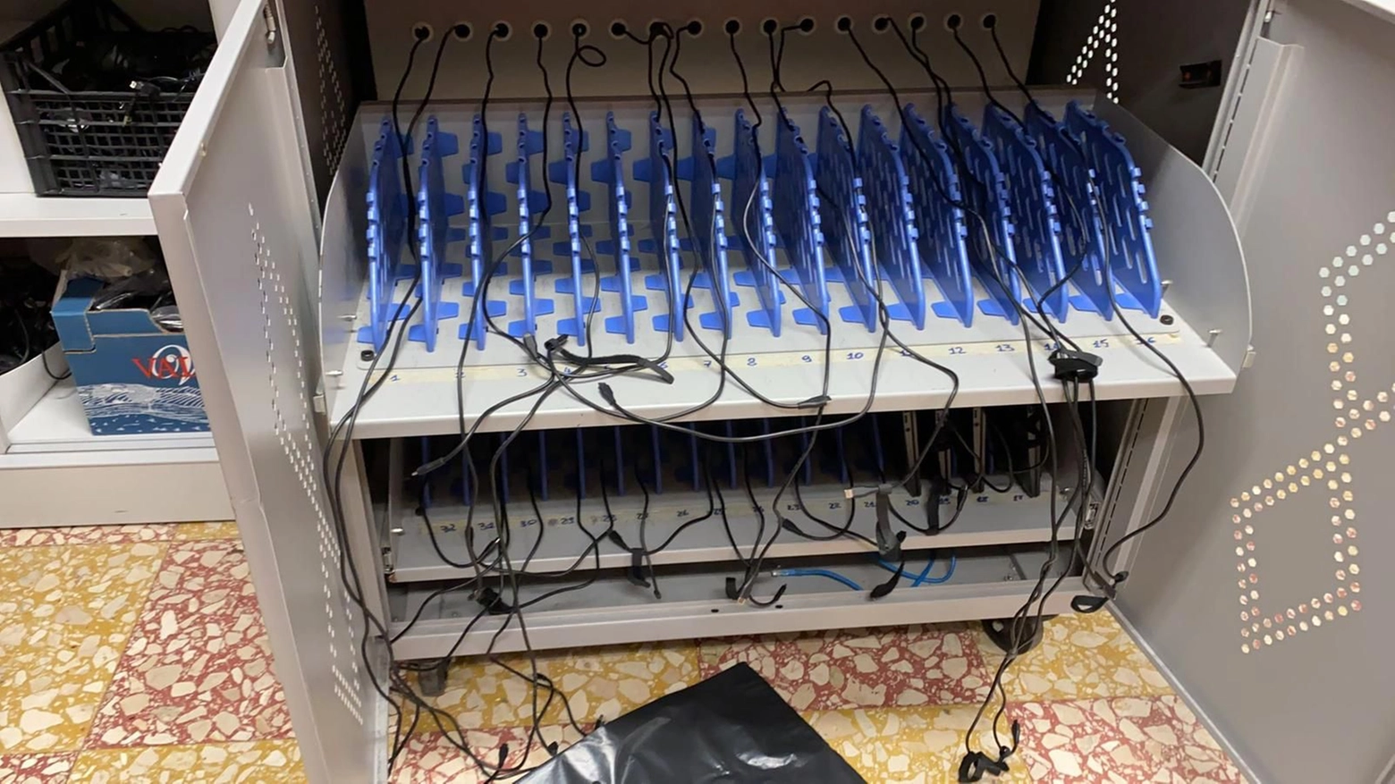 Furto alle scuole “Fermi”. Via i pc Furto alle scuole “Fermi”. Via i pc