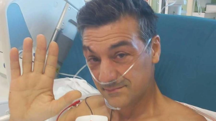 Riccardo Piras, 49 anni, è stato salvato da tre passanti: la foto dall’ospedale