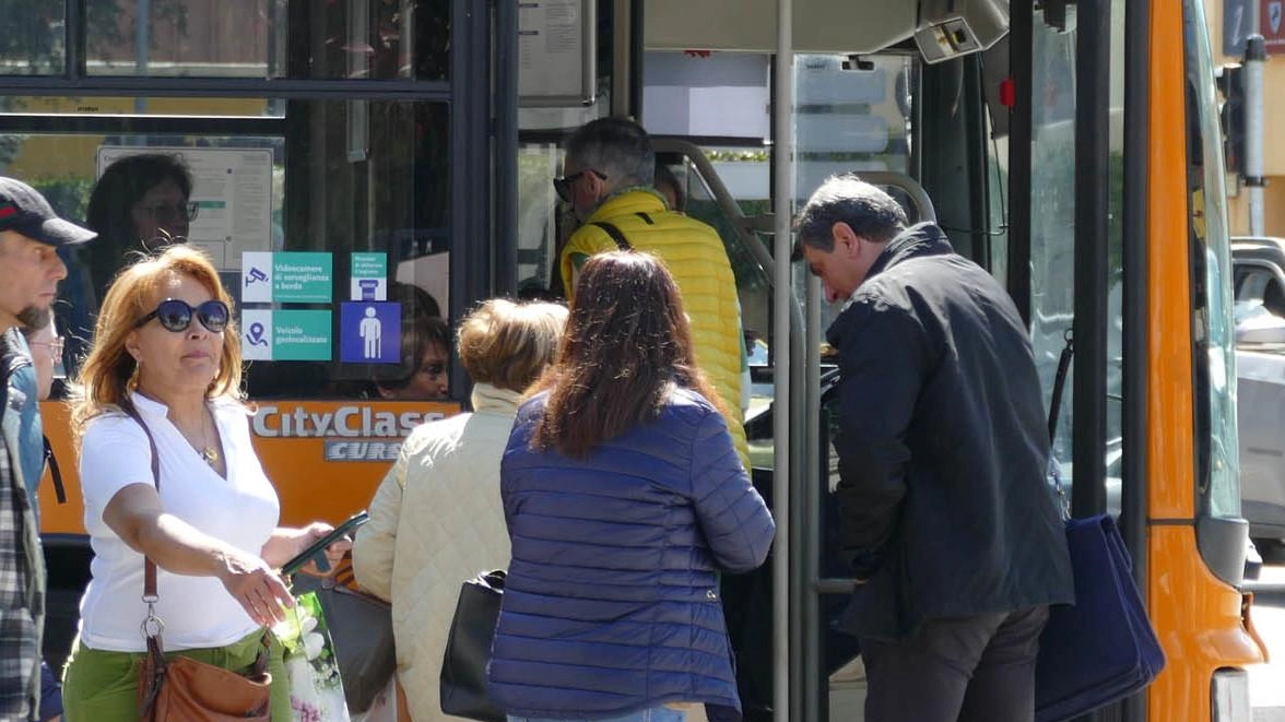 Aggressione all'autista: uomo tenta di salire al volo a Arezzodalle
Aggressione all'autista: uomo tenta di salire al volo a Arezzodalle