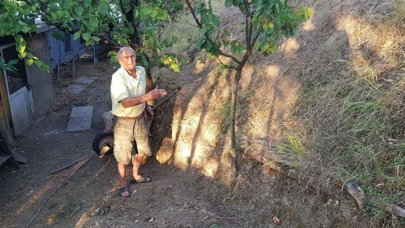 Luciano Scapazzoni, 83 anni, coltiva ancora da solo il suo podere