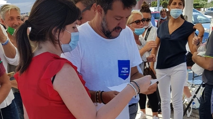 La consegna della lettera a Salvini