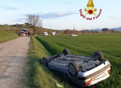 Auto si ribalta, due feriti