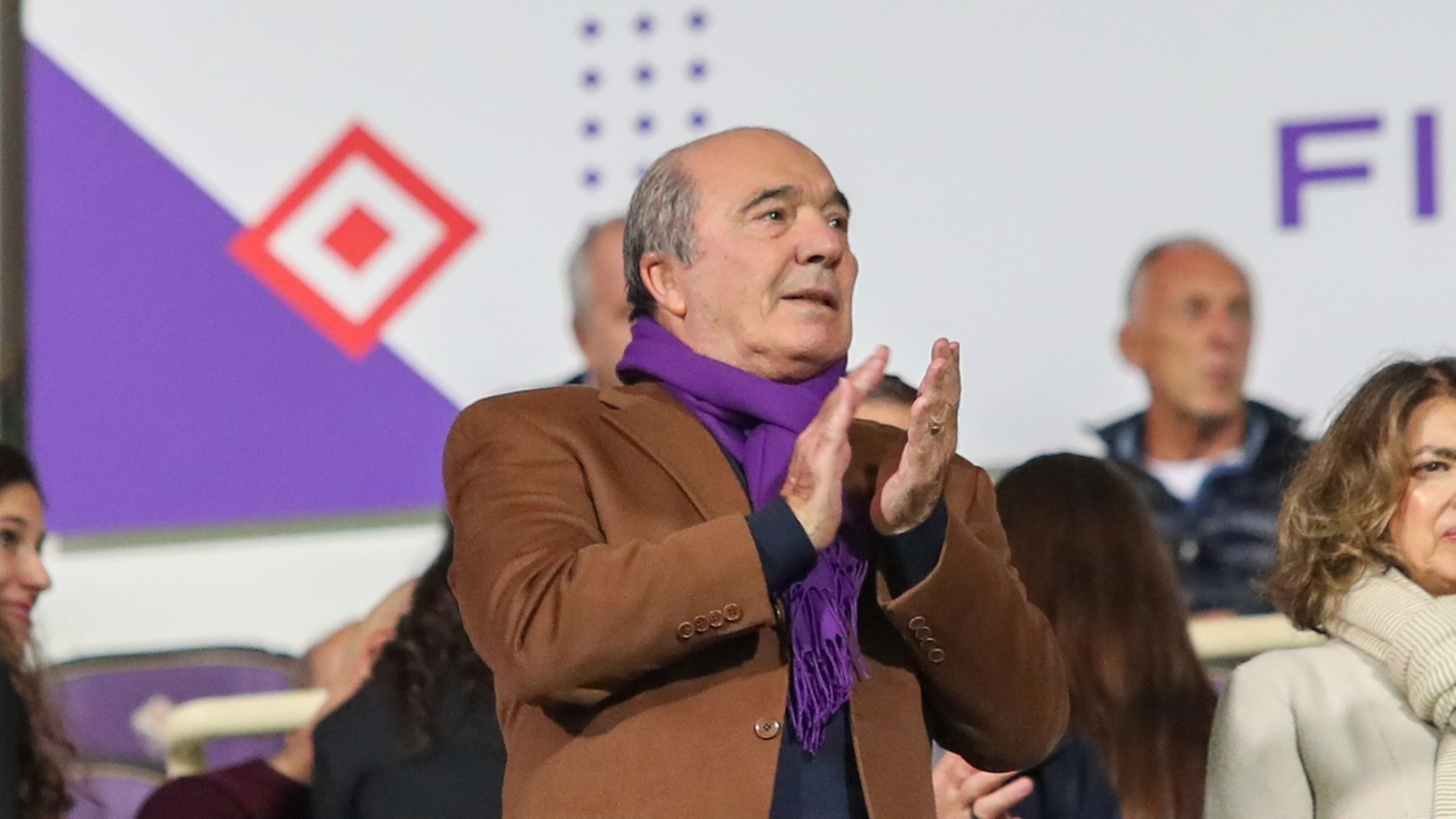 Il presidente della Fiorentina è tornato a farsi sentire telefonicamente da New York. Manca da Firenze dal 19 novembre, tornerà nelle prossime settimane