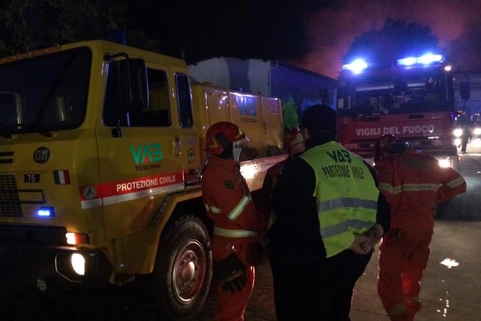Alcuni addetti Vab impegnati con i vigili del fuoco nello spegnimento dell'incendio