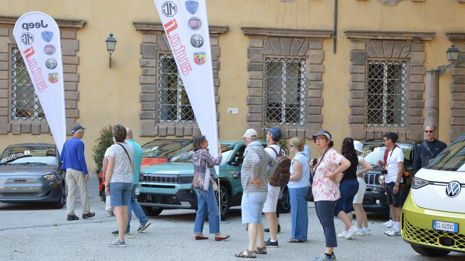 Torna la classicissima “Lucca on the road“  Taglio del nastro, moto e auto in passerella