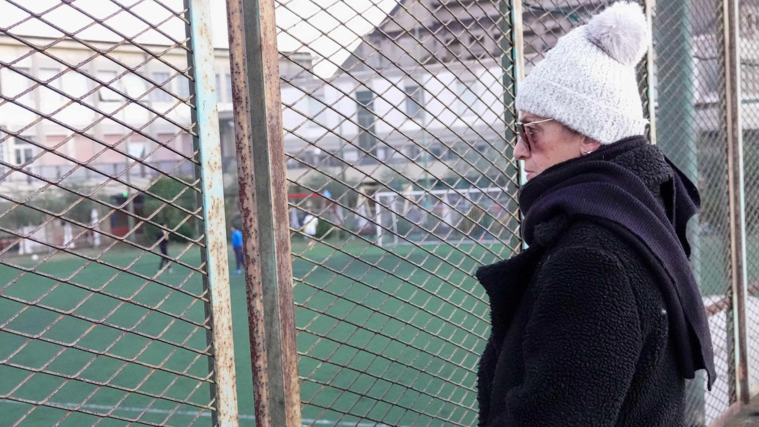 I termosifoni degli spogliatoi del campo devono rimanere spenti per l’ordinanza del sindaco. Ma non sarebbero i soli. Bimbi a catechismo col cappotto. Don Luigi getta acqua sul fuoco.