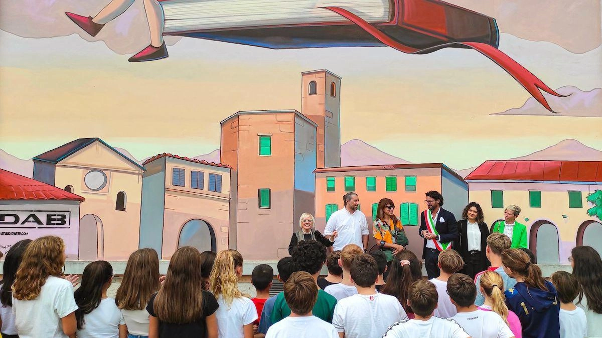 Il murales realizzato su una facciata della scuola Secondaria di primo grado è un’opera dell’artista romana Alessandra Carloni
