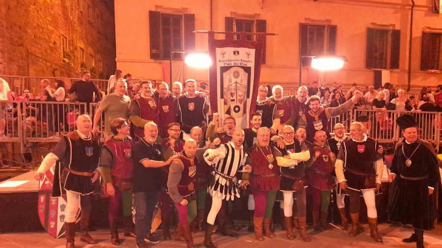 La festa dei balestrieri di Porta Romana dopo la vittoria nel Palio dei Rioni 2022