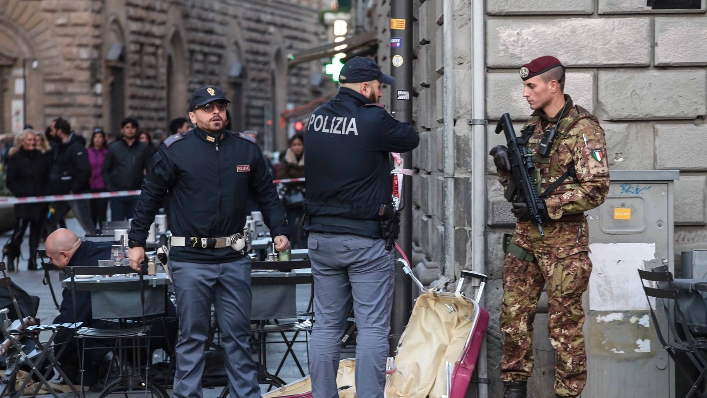 Allarme bomba in piazza del Duomo a causa di un trolley abbandonato (New Press Photo)