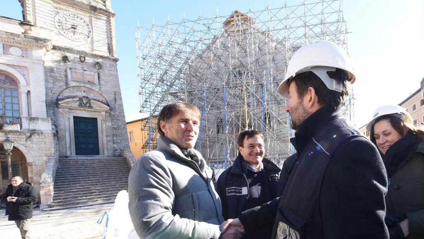 Il ministro Dario Franceschini a Norcia con Brunello Cucinelli (foto Ansa)