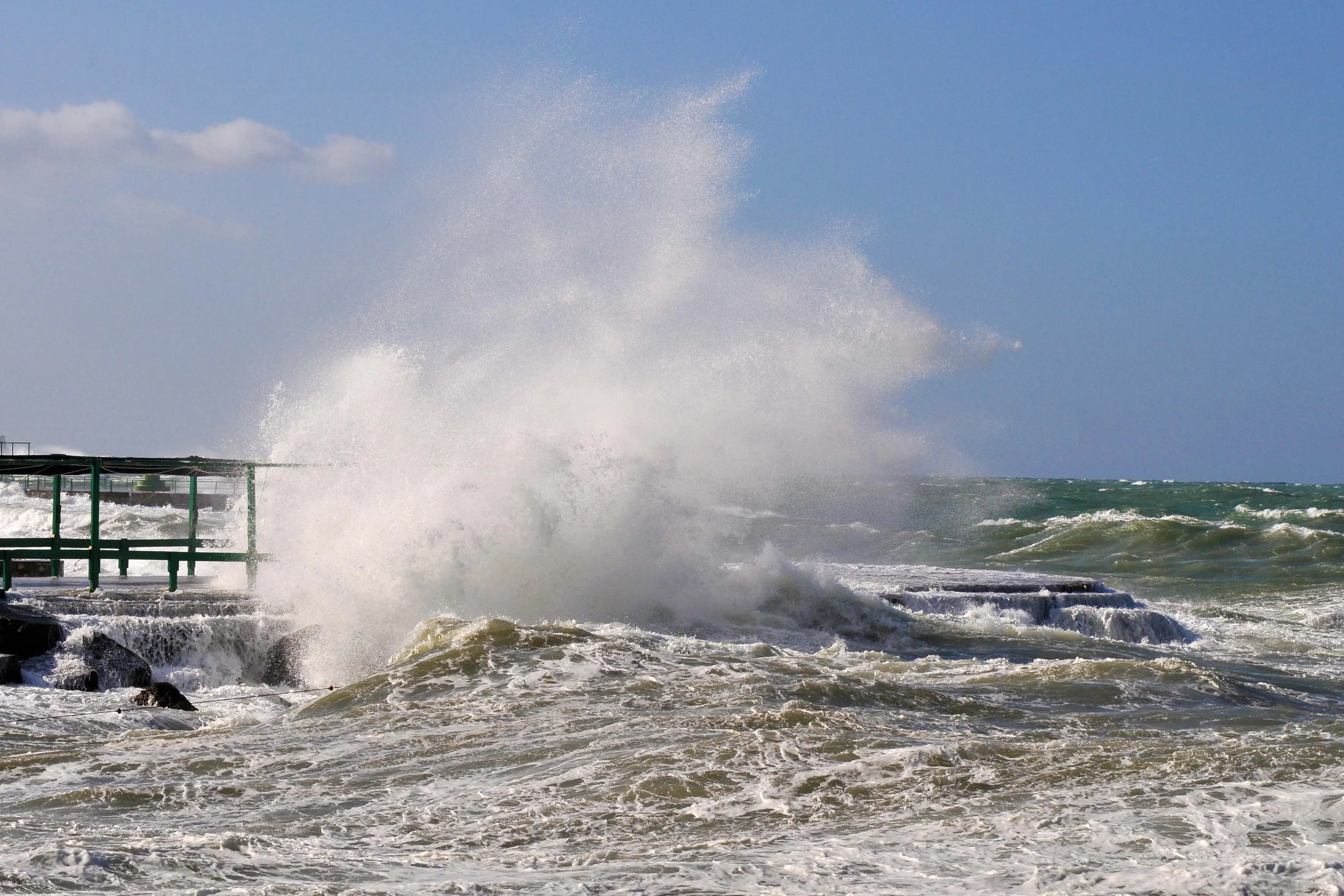 Vento forte e mareggiate, l'allerta meteo della vigilia di Natale in Toscana