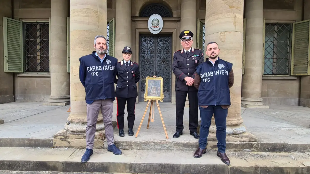 I carabinieri con il quadro recuperato
