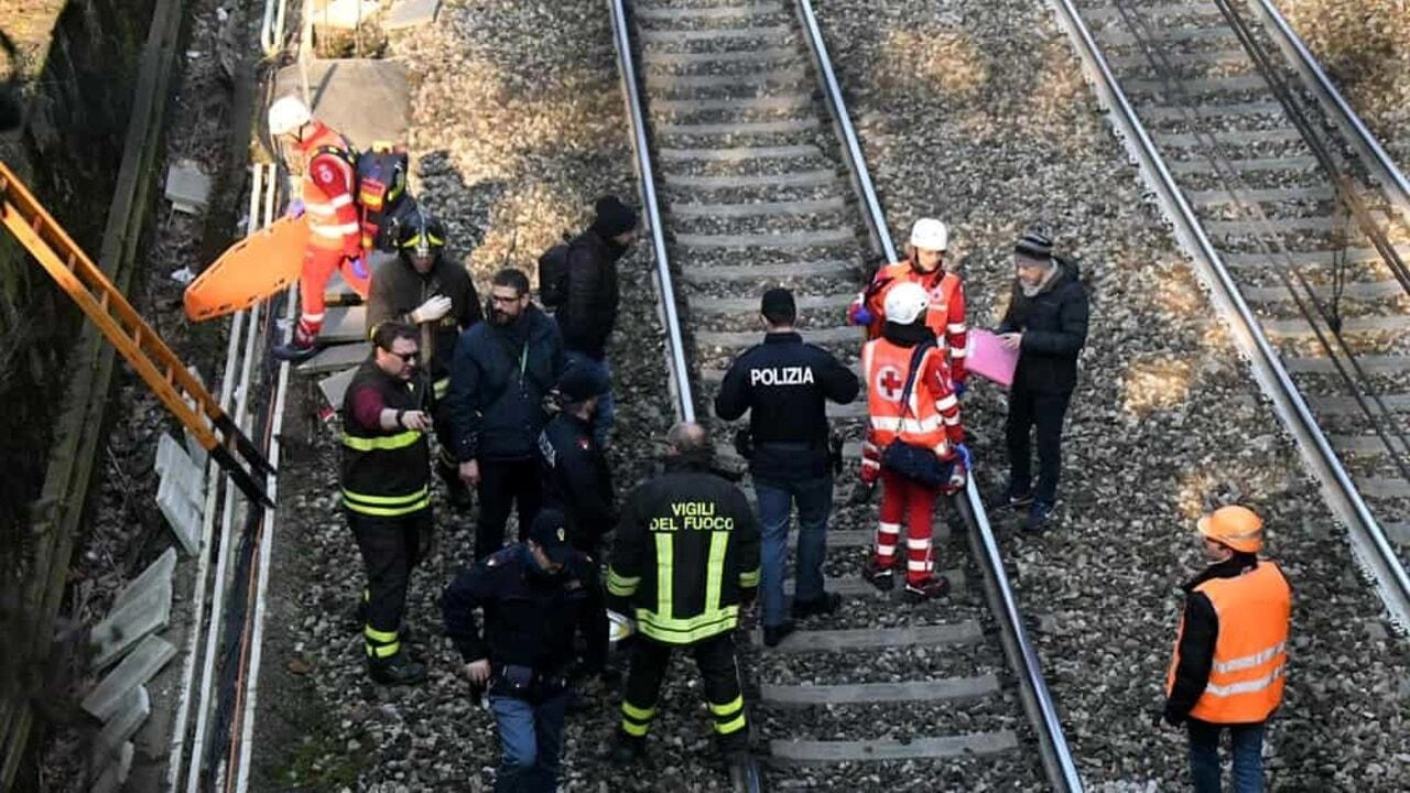 Sui binari per gioco. Treno bloccato, caos traffico